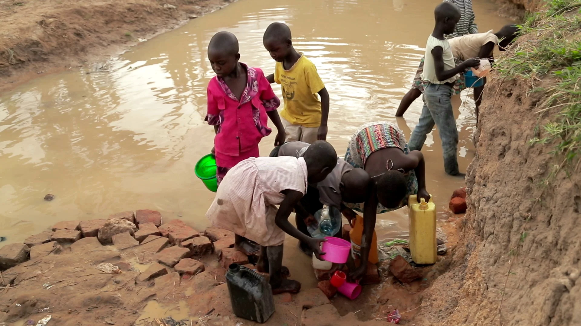 african-children-fetching-dirty-drinking-footage-088015867_prevstill